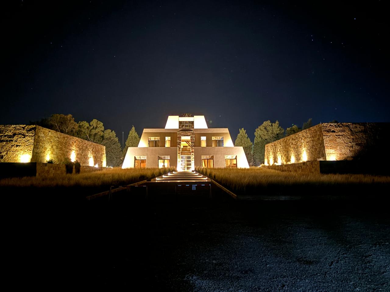 Icónica bodega en forma de pirámide maya, rodeada de viñedos con los Andes de fondo. Arquitectura imponente que fusiona historia, poder y elegancia en un solo lugar.